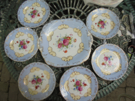 Gebakstel met licht blauwe rand en roze roosjes Old English J. & G.