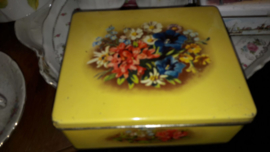 Geel blik met bloemboeket met diverse kleurtjes