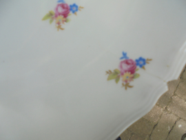 Gebakschaal Epiag met kleine bloemboeketjes met oa. roze roosjes