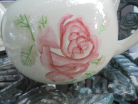(Moderne) Theepot met grote zacht roze roos