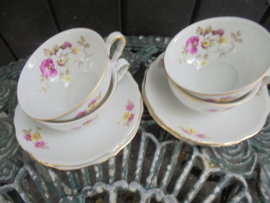 Thee kop en schotel Epiag met roze, witte en gele bloemen