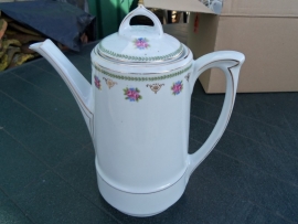 Koffiepot met groene guirlande en rose roosjes