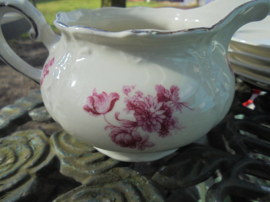 Melkkannetje MOSA met roze/rood bloemboeket en zilver randje