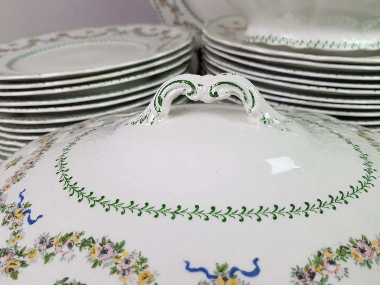 Groot Engels Dinerservies met roze en gele roosjes guirlande