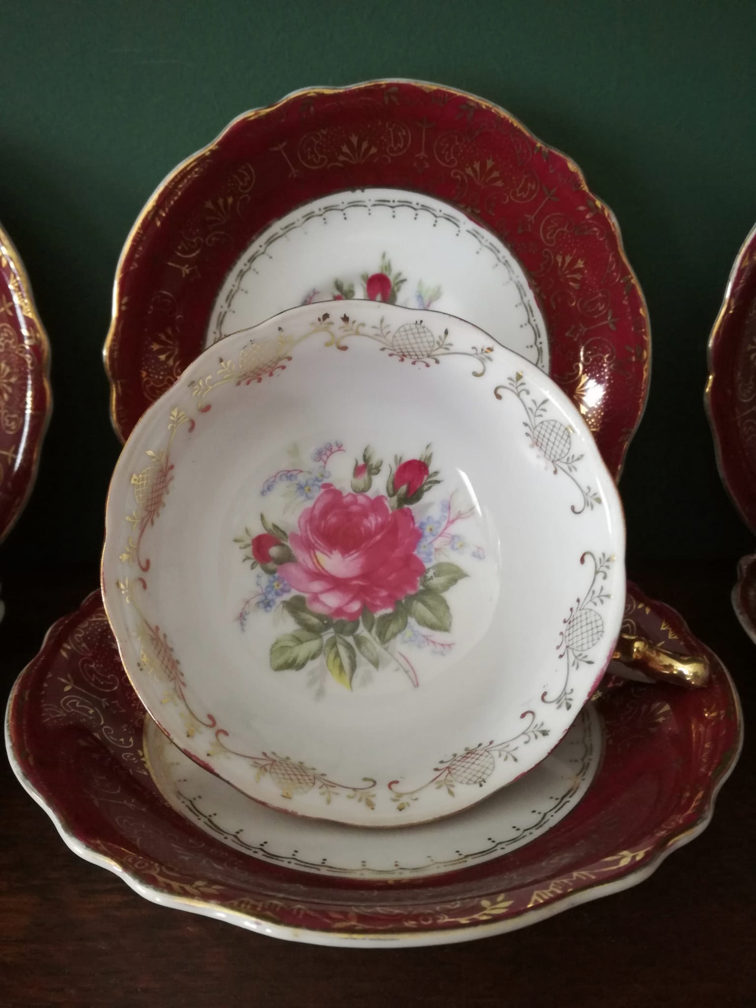 Kop en schotel Bordeaux rood met grote roze pioen roos