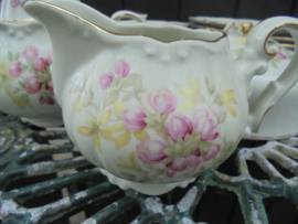 Melkkannetje (theepot gemerkt) met roze Appel bloesem tak