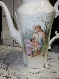 Hoge Koffiepot Brussels Porselein met romantische afbeelding dame / engeltje