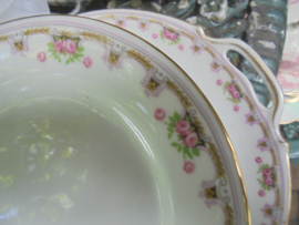 Gebakstel Limoges met zacht roze rand en roze roosjes