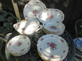 Diep bord Windsor Bavaria met grote bloemboeketten met oa. roze pioen roos