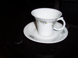Koffie Kop en schotel met paarse mini viooltjes guirlandertje