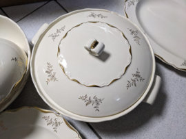 Groot 11/12 persoons Dinerservies Boch met gouden bloemetjes en bies