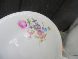 Koffieservies KPM met grote bloemboeketten met oa roze roos en tulp
