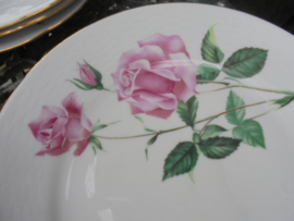 Dinerbord met grote roze roos en sierlijke rand