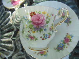 Kop en schotel met met bloemboeket met roze roosjes en gele en blauwe bloemetjes Healacraft