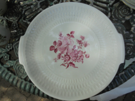 Gebakschaal met roze/rood bloemboeket  met oa pioen roos