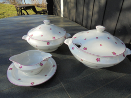 Soepterrine Kantersteen met grotere en kleinere roze roosjes en hard roze bies