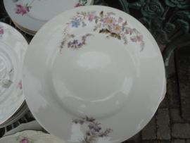 Dinerbord met bloemetjes tak met roze en licht blauwe bloemetjes
