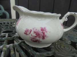 Melkkannetje MOSA met roze/rood bloemboeket en zilver randje
