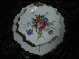 Bladvormig Petitfoursetje met bloemboeket / roos