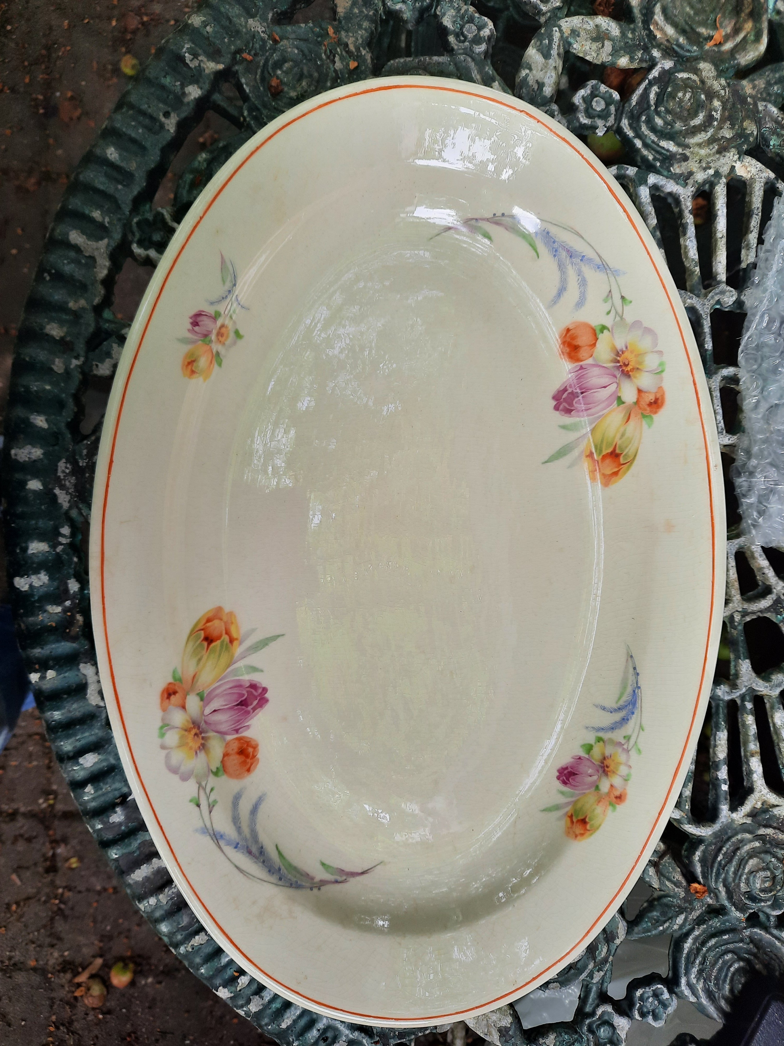 Grote ovale vleesschaal MOSA (Plateel) met bloemboeket met oa. roze en gele tulp