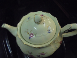 Theepot MOSA met licht roze roos, bloemboeket en eikeltje op het deksel  (ZELDZAAM!!)
