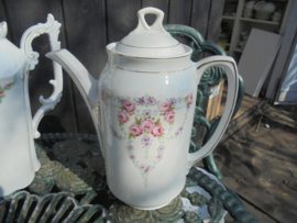 Koffiepot met roze roosjes en paarse bloemetjes guirlandertjes