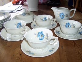Kop en schotel Mosa met blauwe bloem / ribbel rand