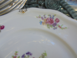 Windsor Bavaria Soepterrine met grote bloemboeketten met oa. roze pioen roos