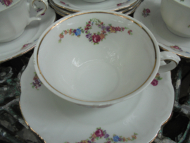 Kop en schotel Bareuther Bavaria met bloemboeketjes met oa roze roosjes