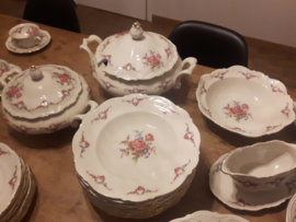 Dinerservies Mitterteich Bavaria met grote bloemboeketten met oa. roze roos