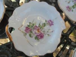 Petit fourset met roze roosjes, Presenteerschaal met 9 bordjes