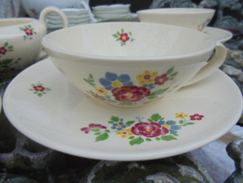 Kop en schotel MOSA met bloemboeket met oa. roze / rode roos