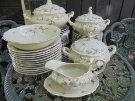 Enorm 12 persoons (!) Dinerservies Hertel Jacob Bavaria met roze roosjes / bloemetjes guirlande