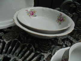 Dinerservies Wawel 12/11 persoons met grote bloemboeketten met oa. roze pioen roos