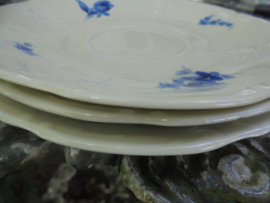 3 losse schotels theekop en schotel MOSA met blauw bloemboeket