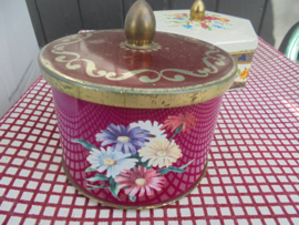 Rond bordeaux rood Cote D'Or blik met bloemboeket