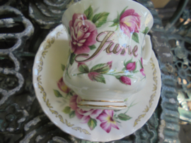 Engelse Maand Kop en schotel met roze rozen JUNE