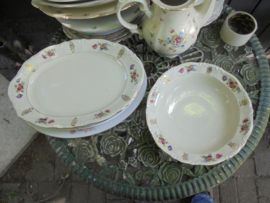 Ovale Vleesschaal J. Kronester met bloemboeketten / roze roos en gouddecoraties