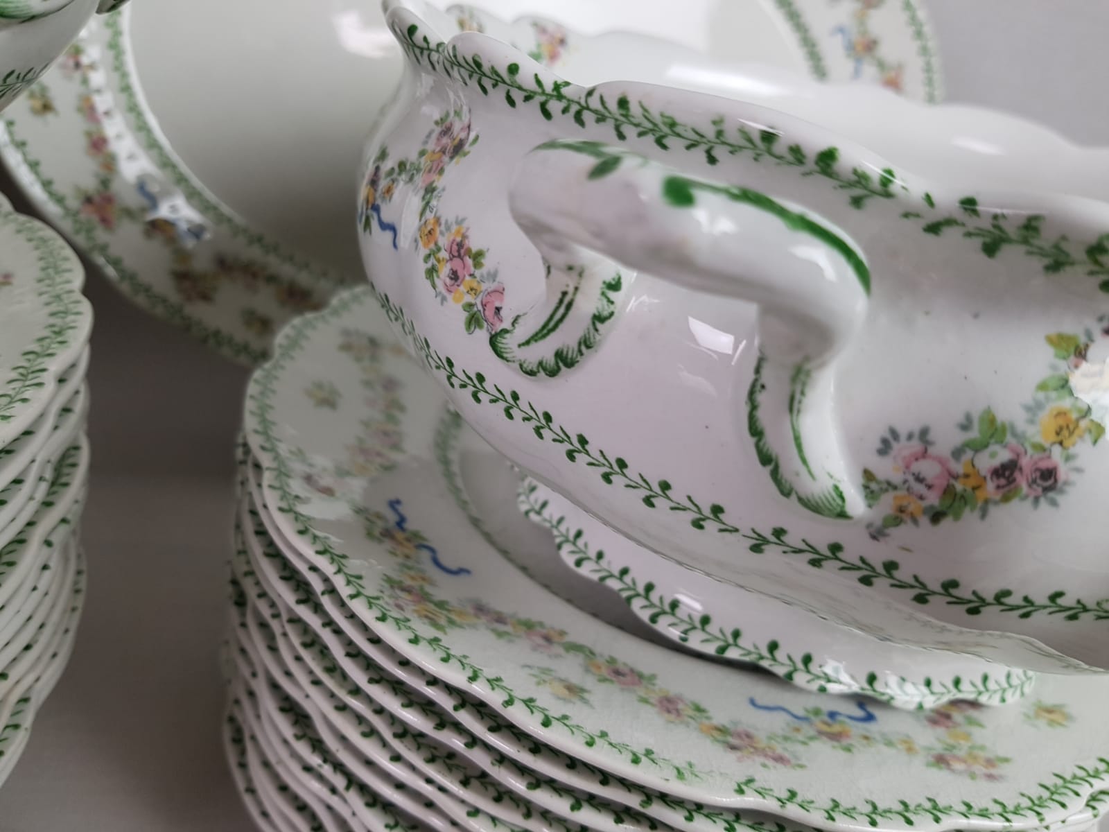 Groot Engels Dinerservies met roze en gele roosjes guirlande
