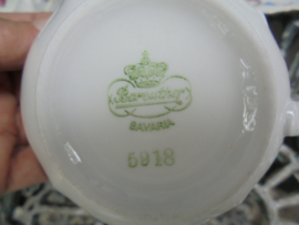 Kop en schotel Bareuther Bavaria met bloemboeketjes met oa roze roosjes