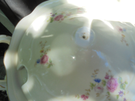 Grote terrrine MOSA met licht roze roos / bloemboeket
