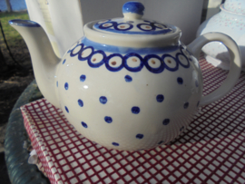 Theepot blauw / roomwit aardewerk Bunzlau??