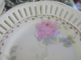 Gebaksbordje met pastel roze en witte rozen en ajour / opengewerkte rand