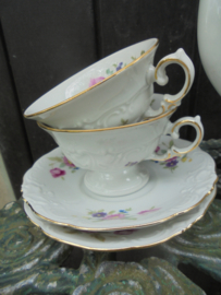 Koffieservies KPM met grote bloemboeketten met oa roze roos en tulp
