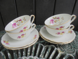 Thee kop en schotel Epiag met roze, witte en gele bloemen