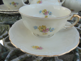 Theeservies J. Kronester Bavaria met roze, gele en blauwe bloemetjes (zonder gouden bloemetjes)