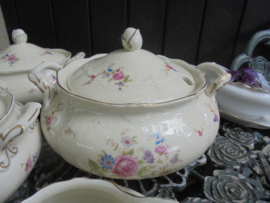 kleinere terrrine MOSA met licht roze roos / bloemboeket / Dekschaal