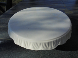 Kleine roomwitte taartplateau met sierlijke rand