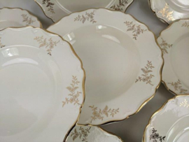Groot 11/12 persoons Dinerservies Boch met gouden bloemetjes en bies