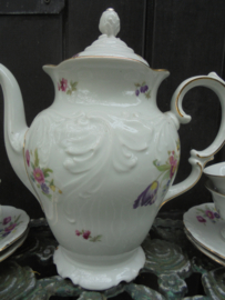 Koffieservies KPM met grote bloemboeketten met oa roze roos en tulp